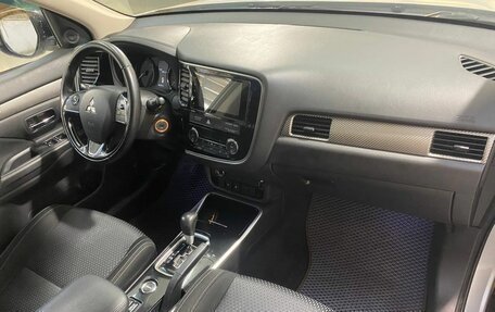 Mitsubishi Outlander III рестайлинг 3, 2017 год, 1 999 800 рублей, 3 фотография