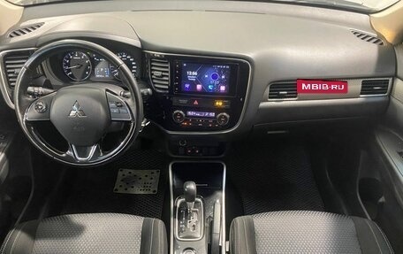 Mitsubishi Outlander III рестайлинг 3, 2017 год, 1 999 800 рублей, 10 фотография