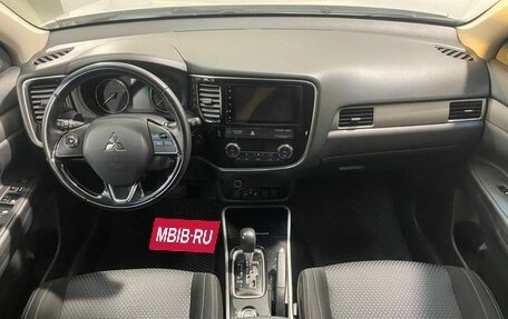 Mitsubishi Outlander III рестайлинг 3, 2017 год, 1 999 800 рублей, 9 фотография