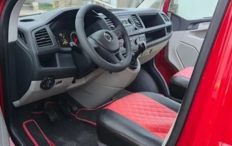 Volkswagen Multivan T6 рестайлинг, 2017 год, 2 580 000 рублей, 10 фотография