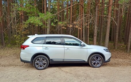 Mitsubishi Outlander III рестайлинг 3, 2016 год, 2 400 000 рублей, 3 фотография