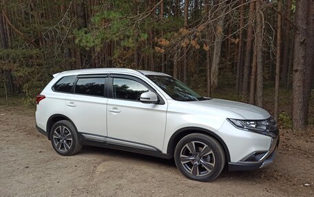 Mitsubishi Outlander III рестайлинг 3, 2016 год, 2 400 000 рублей, 2 фотография