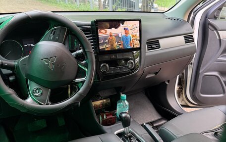 Mitsubishi Outlander III рестайлинг 3, 2016 год, 2 400 000 рублей, 10 фотография