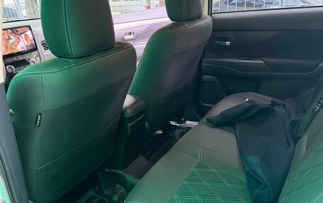 Mitsubishi Outlander III рестайлинг 3, 2016 год, 2 400 000 рублей, 14 фотография