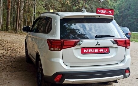 Mitsubishi Outlander III рестайлинг 3, 2016 год, 2 400 000 рублей, 6 фотография