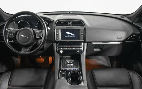 Jaguar F-Pace, 2017 год, 2 125 000 рублей, 13 фотография