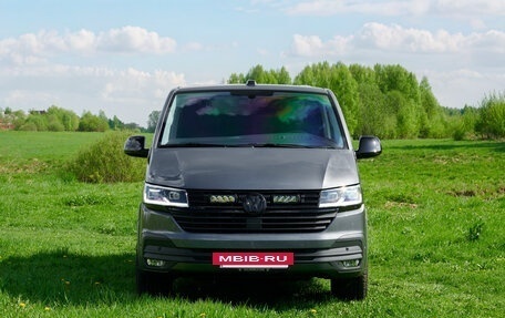 Volkswagen Multivan T6 рестайлинг, 2022 год, 9 500 000 рублей, 3 фотография