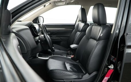 Mitsubishi Outlander III рестайлинг 3, 2019 год, 1 964 055 рублей, 11 фотография