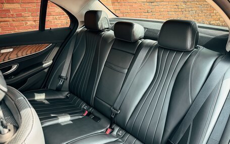 Mercedes-Benz E-Класс, 2020 год, 3 950 000 рублей, 4 фотография