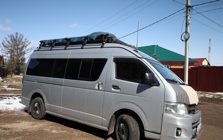 Toyota HiAce H200, 2011 год, 1 800 000 рублей, 2 фотография