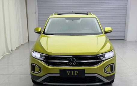 Volkswagen T-Roc I, 2023 год, 2 100 000 рублей, 2 фотография