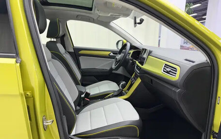 Volkswagen T-Roc I, 2023 год, 2 100 000 рублей, 10 фотография