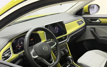 Volkswagen T-Roc I, 2023 год, 2 100 000 рублей, 11 фотография
