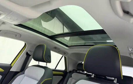 Volkswagen T-Roc I, 2023 год, 2 100 000 рублей, 17 фотография