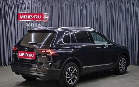 Volkswagen Tiguan II, 2018 год, 2 398 000 рублей, 5 фотография