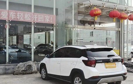 Toyota Yaris, 2023 год, 1 100 000 рублей, 5 фотография