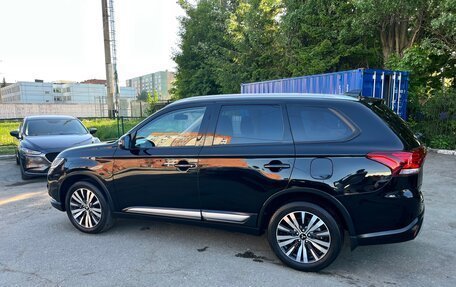 Mitsubishi Outlander III рестайлинг 3, 2019 год, 2 370 000 рублей, 8 фотография