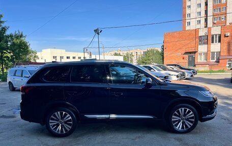Mitsubishi Outlander III рестайлинг 3, 2019 год, 2 370 000 рублей, 4 фотография