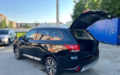 Mitsubishi Outlander III рестайлинг 3, 2019 год, 2 370 000 рублей, 10 фотография