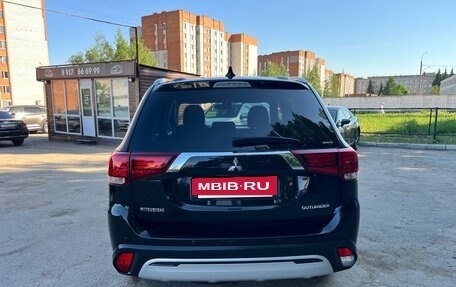 Mitsubishi Outlander III рестайлинг 3, 2019 год, 2 370 000 рублей, 6 фотография