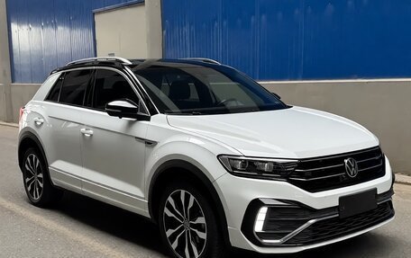 Volkswagen T-Roc I, 2023 год, 1 840 009 рублей, 3 фотография