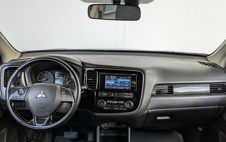 Mitsubishi Outlander III рестайлинг 3, 2016 год, 2 100 000 рублей, 14 фотография