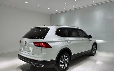 Volkswagen Tiguan II, 2022 год, 2 472 000 рублей, 4 фотография