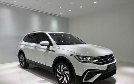 Volkswagen Tiguan II, 2022 год, 2 472 000 рублей, 3 фотография