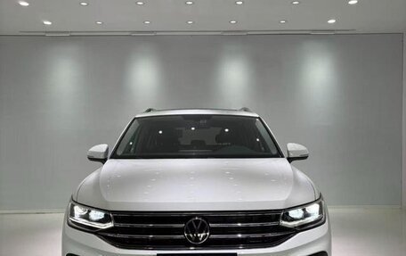 Volkswagen Tiguan II, 2022 год, 2 472 000 рублей, 2 фотография