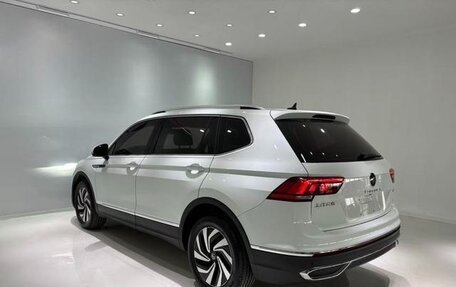 Volkswagen Tiguan II, 2022 год, 2 472 000 рублей, 6 фотография