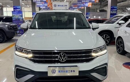 Volkswagen Tiguan II, 2022 год, 2 460 000 рублей, 2 фотография