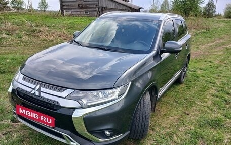 Mitsubishi Outlander III рестайлинг 3, 2018 год, 2 150 000 рублей, 3 фотография