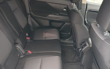 Mitsubishi Outlander III рестайлинг 3, 2018 год, 2 150 000 рублей, 8 фотография
