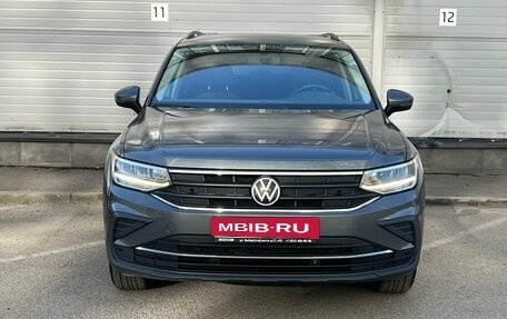 Volkswagen Tiguan II, 2021 год, 2 199 000 рублей, 2 фотография