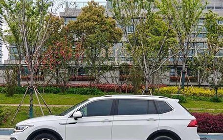 Volkswagen Tiguan II, 2022 год, 1 799 999 рублей, 3 фотография