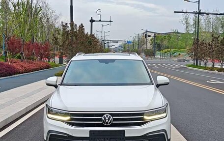 Volkswagen Tiguan II, 2022 год, 1 799 999 рублей, 2 фотография