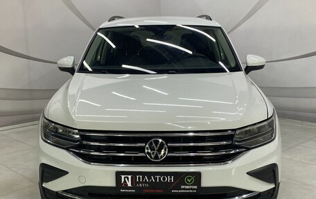 Volkswagen Tiguan II, 2021 год, 3 099 000 рублей, 2 фотография