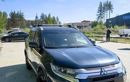 Mitsubishi Outlander III рестайлинг 3, 2018 год, 2 550 000 рублей, 2 фотография