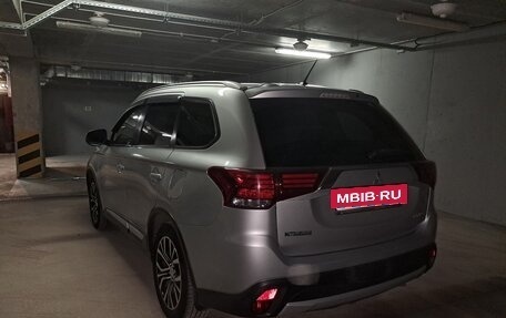 Mitsubishi Outlander III рестайлинг 3, 2016 год, 2 100 000 рублей, 5 фотография