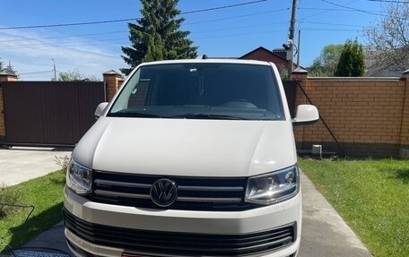 Volkswagen Multivan T6 рестайлинг, 2017 год, 4 550 000 рублей, 1 фотография