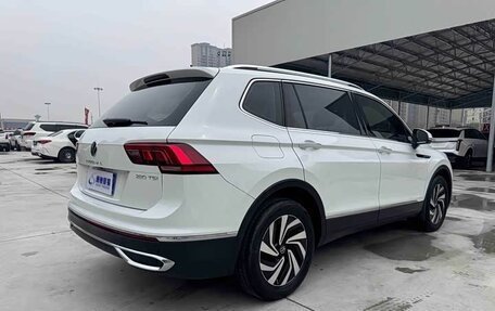 Volkswagen Tiguan II, 2022 год, 1 800 018 рублей, 4 фотография