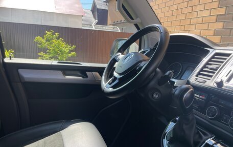 Volkswagen Multivan T6 рестайлинг, 2017 год, 4 550 000 рублей, 6 фотография