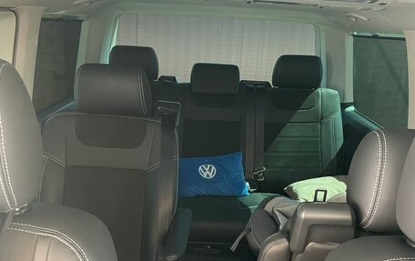 Volkswagen Multivan T6 рестайлинг, 2017 год, 4 550 000 рублей, 9 фотография
