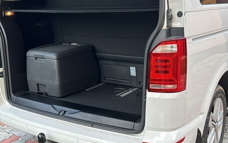 Volkswagen Multivan T6 рестайлинг, 2017 год, 4 550 000 рублей, 10 фотография