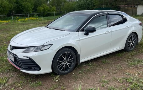Toyota Camry, 2021 год, 3 300 000 рублей, 2 фотография
