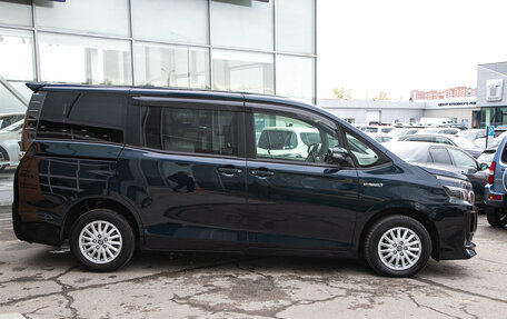 Toyota Voxy III, 2014 год, 1 749 000 рублей, 6 фотография