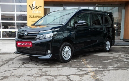 Toyota Voxy III, 2014 год, 1 749 000 рублей, 2 фотография