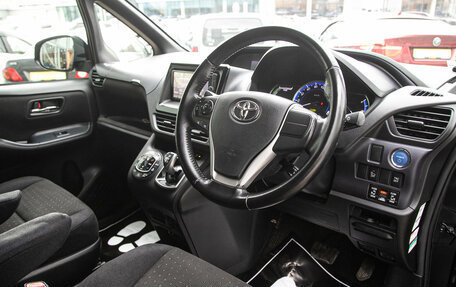 Toyota Voxy III, 2014 год, 1 749 000 рублей, 18 фотография