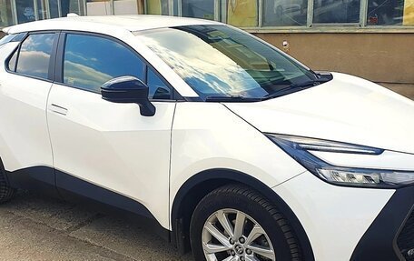 Toyota C-HR, 2023 год, 2 000 000 рублей, 2 фотография