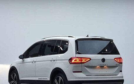 Volkswagen Touran III, 2022 год, 1 800 018 рублей, 4 фотография